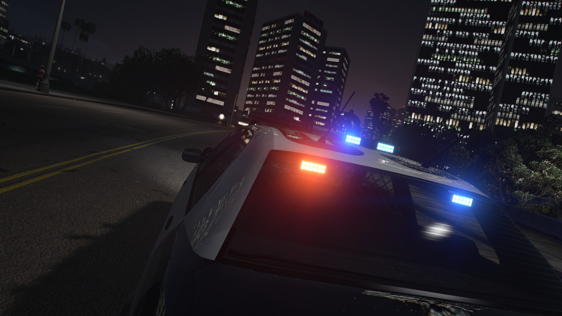Polizeifahrzeug mit Blaulicht vor der nächtlichen Skyline